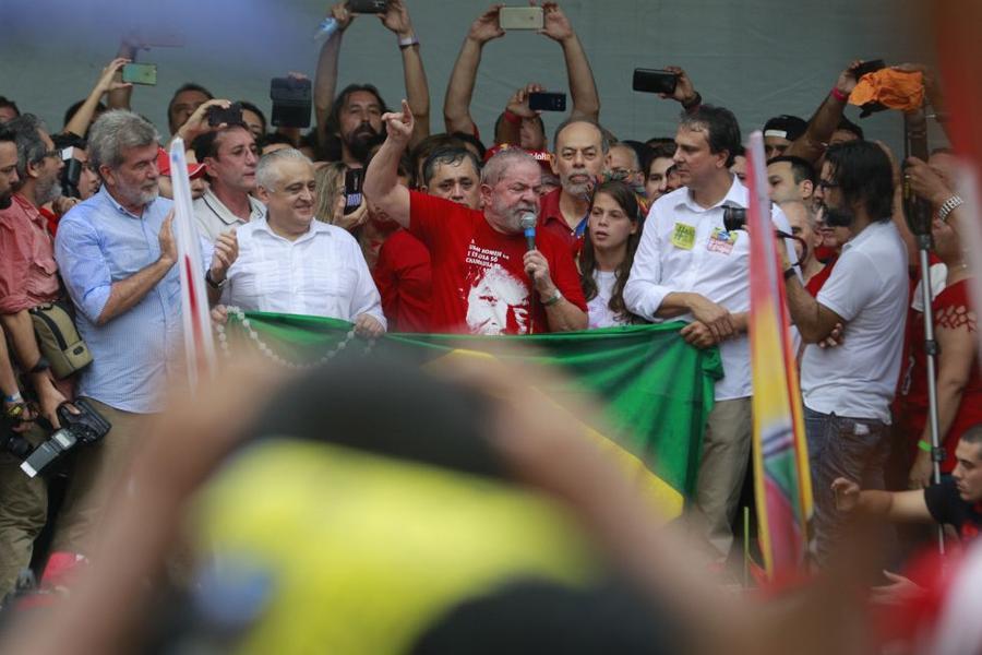 Lula em manifestao na Praa do Ferreira. FOTOS: FCO FONTENELE