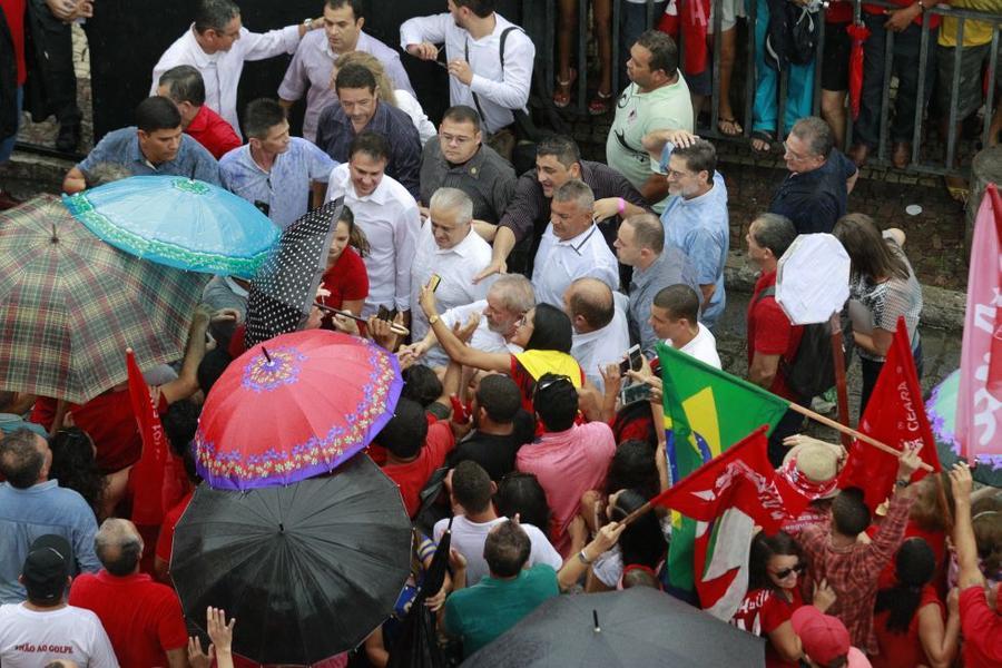 Lula em manifestao na Praa do Ferreira. FOTOS: FCO FONTENELE