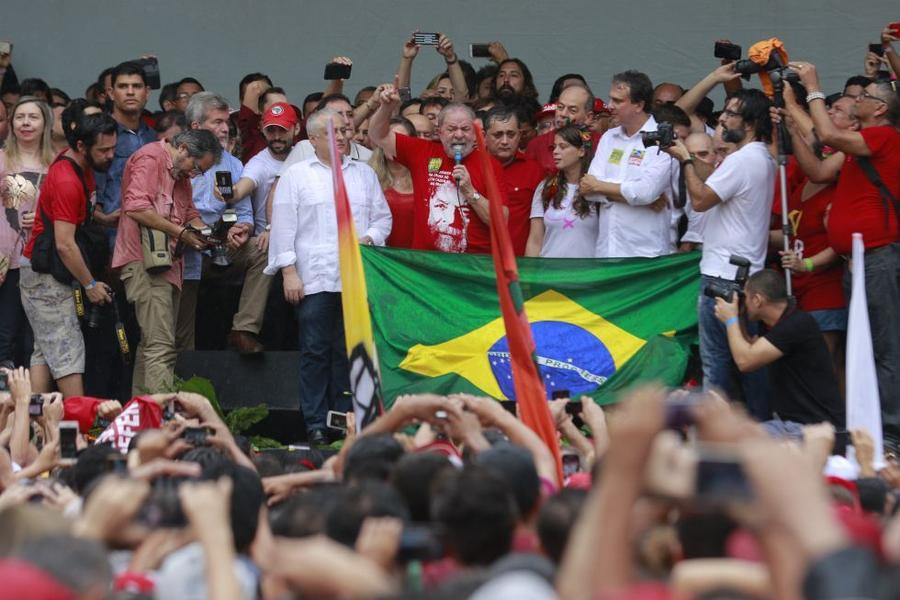 Lula em manifestao na Praa do Ferreira. FOTOS: FCO FONTENELE