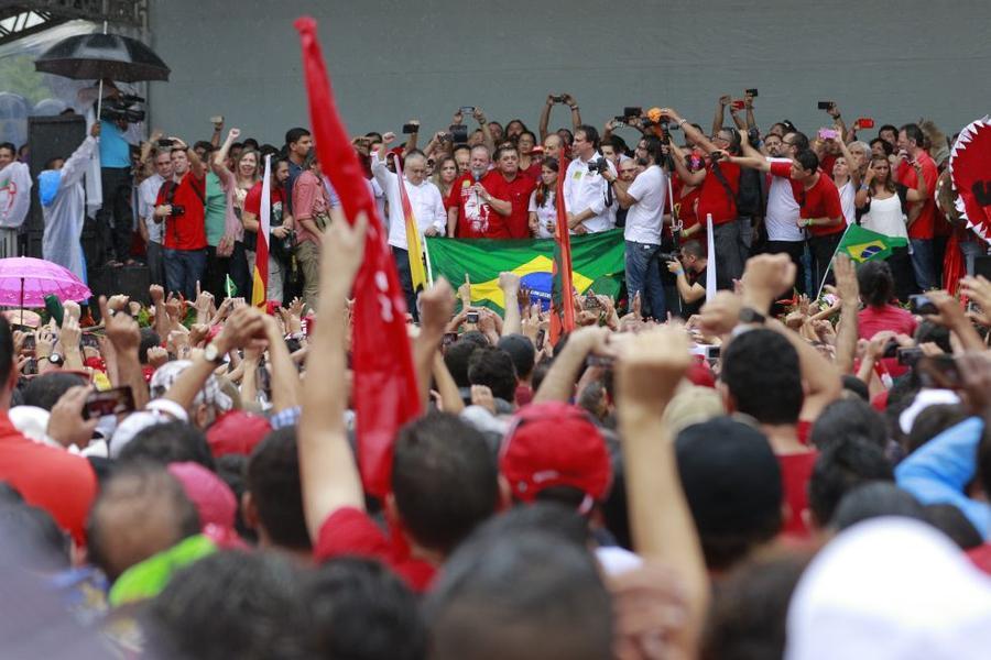 Lula em manifestao na Praa do Ferreira. FOTOS: FCO FONTENELE