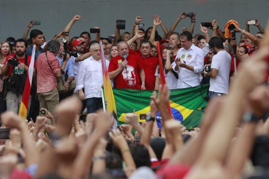 Lula em manifestao na Praa do Ferreira. FOTOS: FCO FONTENELE