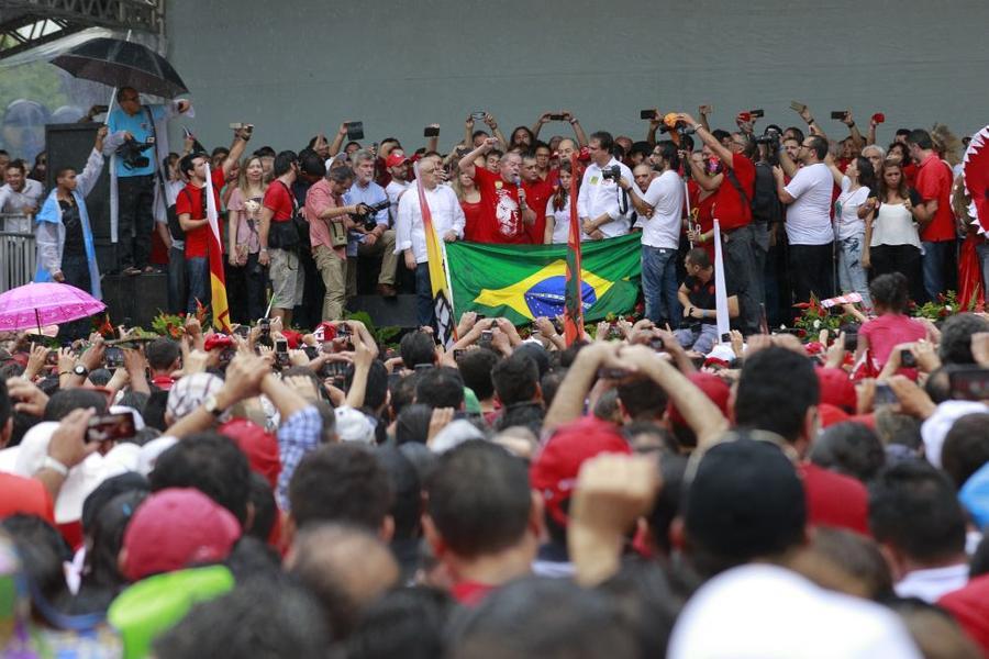 Lula em manifestao na Praa do Ferreira. FOTOS: FCO FONTENELE