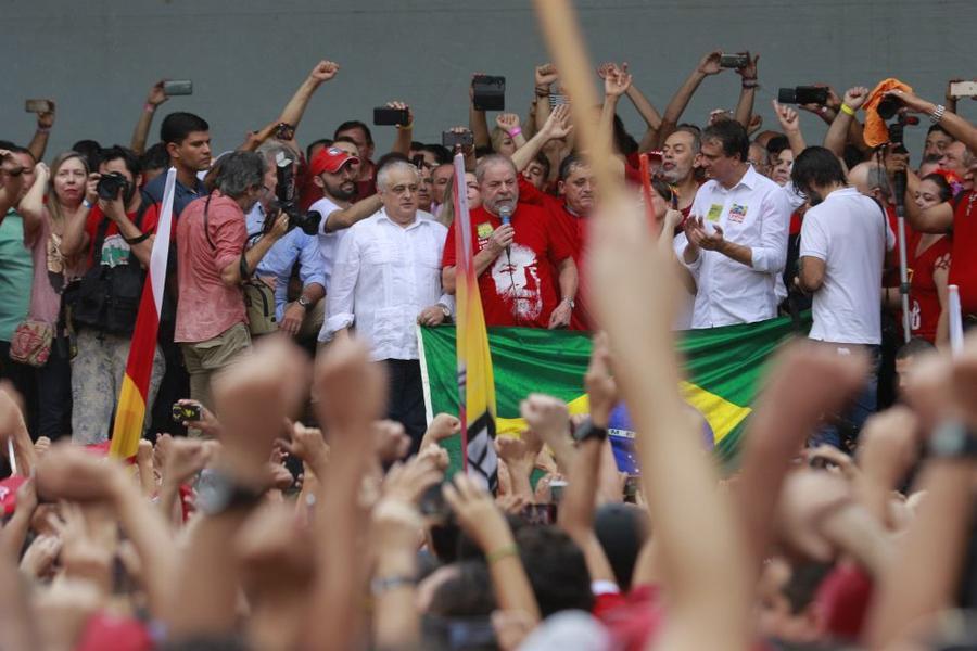 Lula em manifestao na Praa do Ferreira. FOTOS: FCO FONTENELE