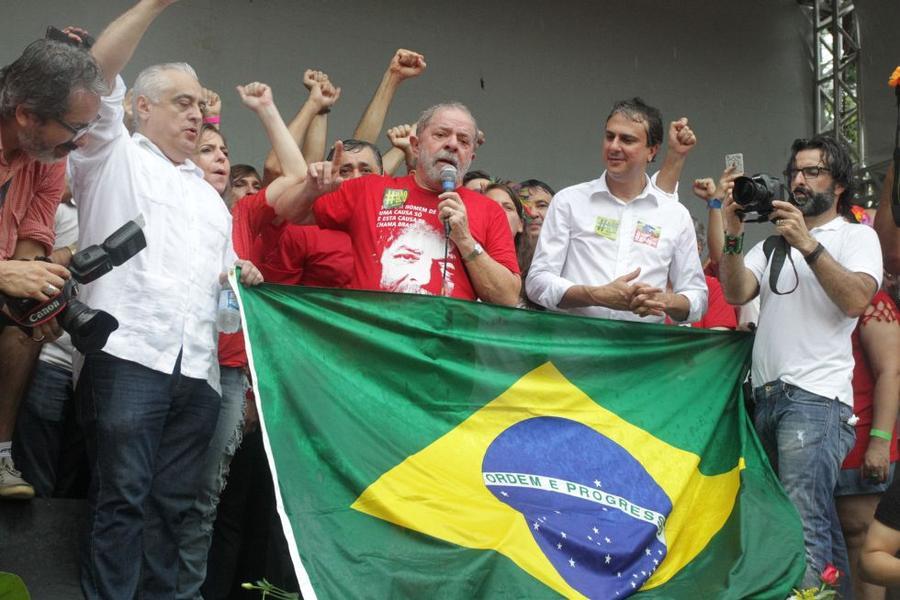 Lula em manifestao na Praa do Ferreira. FOTOS: EVILZIO BEZERRA