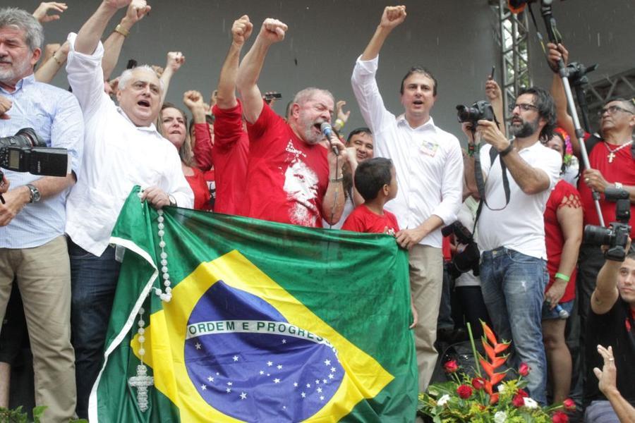 Lula em manifestao na Praa do Ferreira. FOTOS: EVILZIO BEZERRA