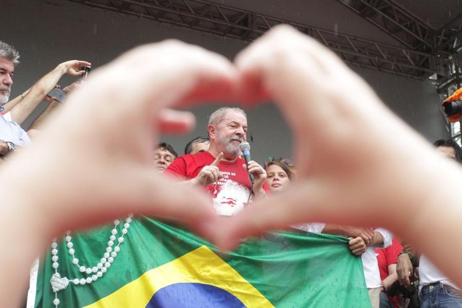 Lula em manifestao na Praa do Ferreira. FOTOS: EVILZIO BEZERRA