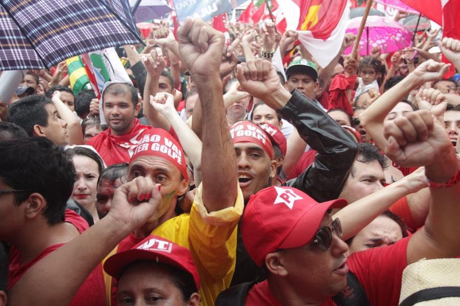 Lula em manifestao na Praa do Ferreira. FOTOS: EVILZIO BEZERRA