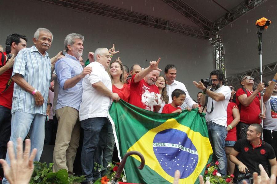 Lula em manifestao na Praa do Ferreira. FOTOS: EVILZIO BEZERRA