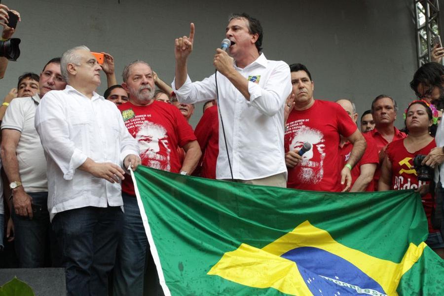 Lula em manifestao na Praa do Ferreira. FOTOS: EVILZIO BEZERRA