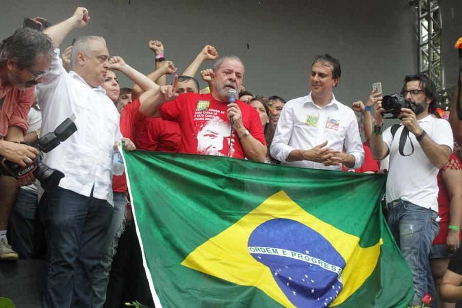 Lula em manifestao na Praa do Ferreira. FOTOS: EVILZIO BEZERRA