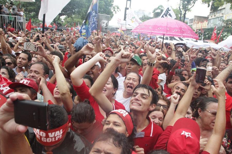 Lula em manifestao na Praa do Ferreira. FOTOS: EVILZIO BEZERRA