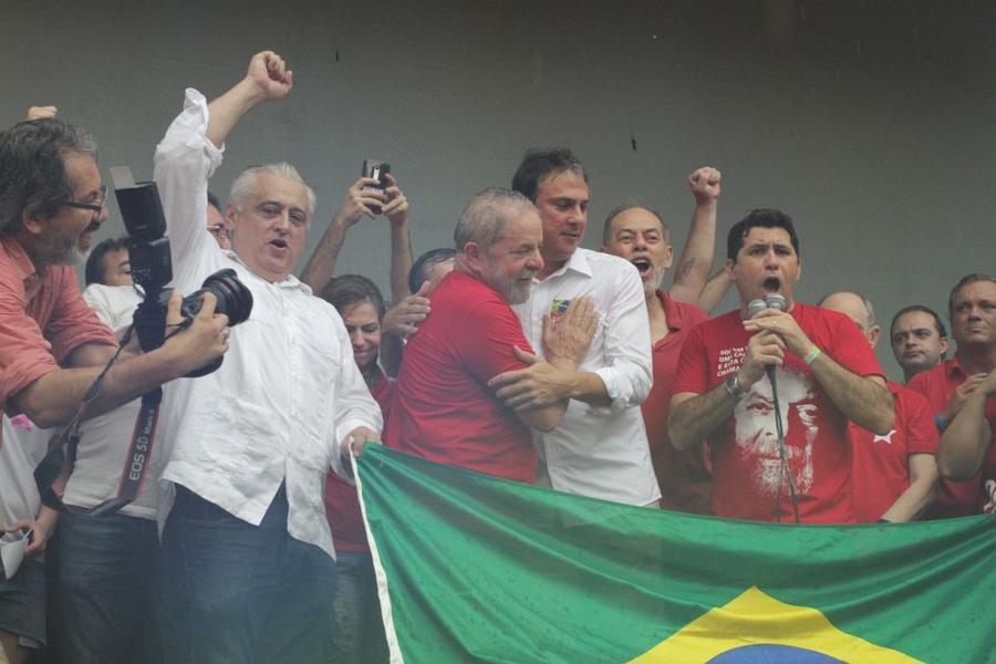 Lula em manifestao na Praa do Ferreira. FOTOS: EVILZIO BEZERRA