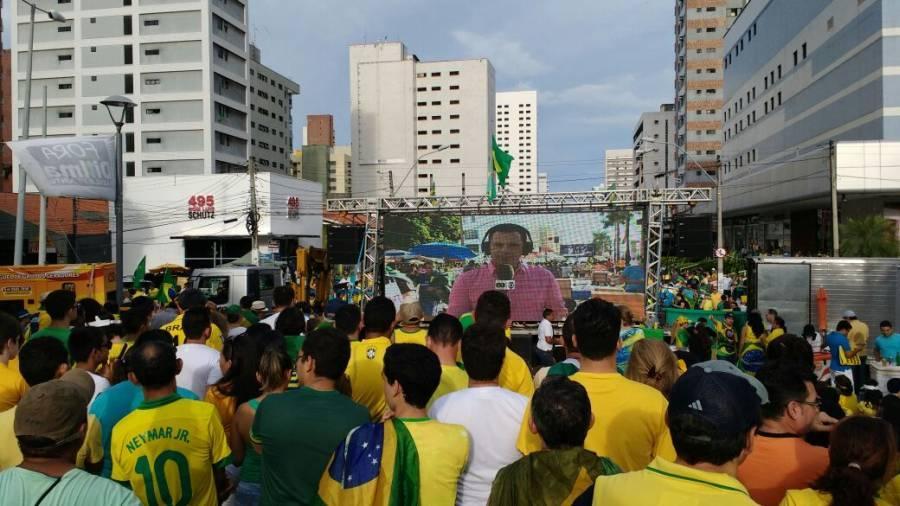 Manifestantes a favor do Impeachment da presidente  Dilma Rousseff acompanham a votao por um telo na Praa Portugal. Fotos: tila Varela/ O Povo