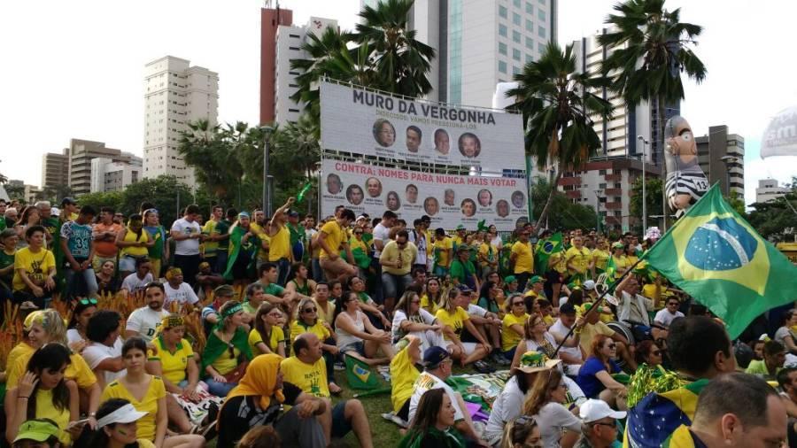 Manifestantes a favor do Impeachment da presidente Dilma Rousseff acompanham a votao por um telo na Praa Portugal. Fotos: tila Varela/ O Povo