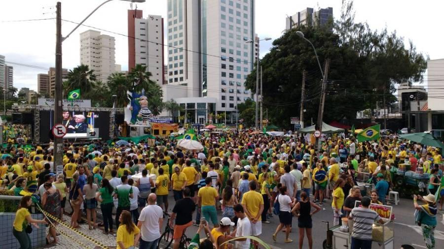 Manifestantes a favor do Impeachment da presidente Dilma Rousseff acompanham a votao por um telo na Praa Portugal. Fotos: tila Varela/ O Povo