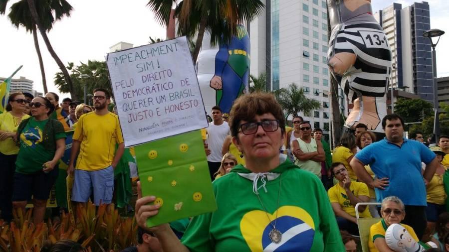 Manifestantes a favor do Impeachment da presidente Dilma Rousseff acompanham a votao por um telo na Praa Portugal. Fotos: tila Varela/ O Povo