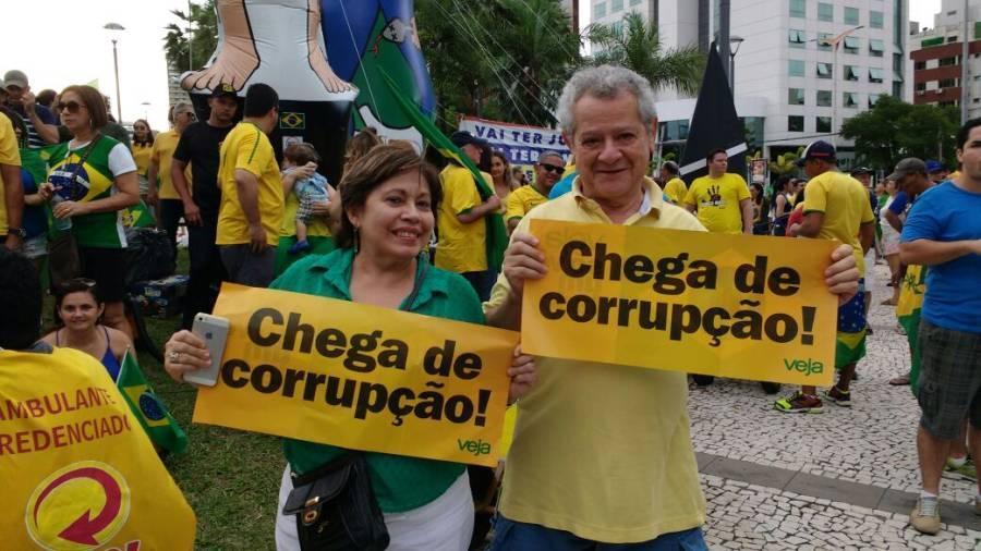 Leda Cardoso e Antnio Cardoso,aposentados da Receita Federal foram manifestar a favor do Impeachment da Fotos: tila Varela/ O Povo