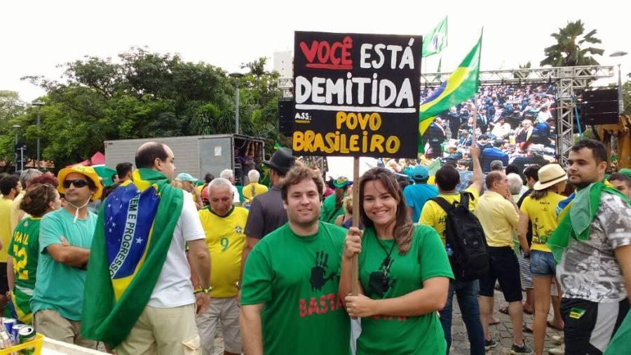 Manifestantes a favor do Impeachment da presidente Dilma Rousseff acompanham a votao por um telo na Praa Portugal. Fotos: tila Varela/ O Povo