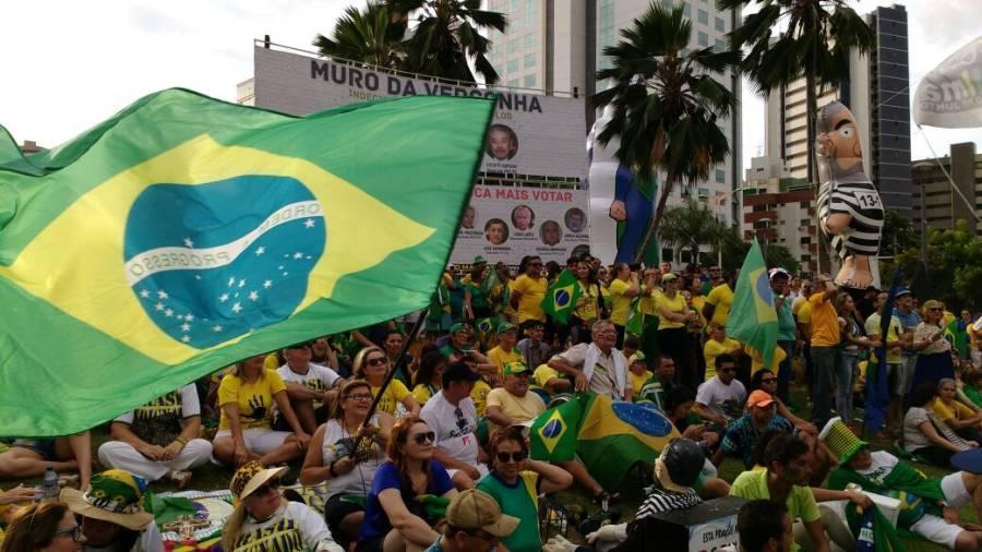 Manifestantes a favor do Impeachment da presidente Dilma Rousseff acompanham a votao por um telo na Praa Portugal. Fotos: tila Varela/ O Povo