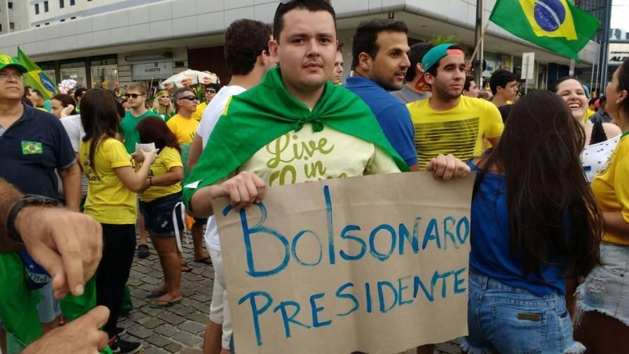 Manifestantes a favor do Impeachment da presidente Dilma Rousseff acompanham a votao por um telo na Praa Portugal. Fotos: tila Varela/ O Povo