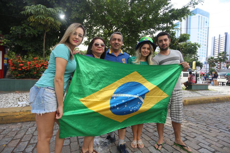 Manifestantes favorveis ao impeachment da presidente Dilma Rousseff acompanham a votao na Praa Portugal (Camila de Almeida/O POVO)