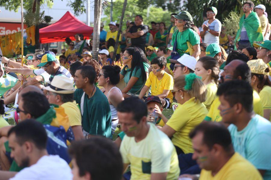 Manifestantes favorveis ao impeachment da presidente Dilma Rousseff acompanham a votao na Praa Portugal (Camila de Almeida/O POVO)