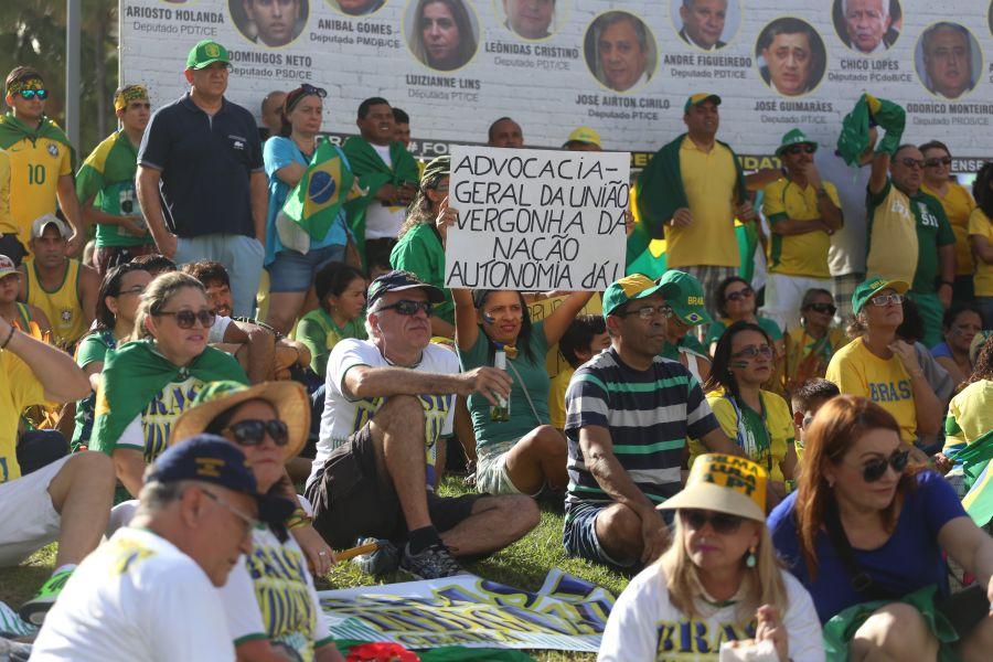 Manifestantes favorveis ao impeachment da presidente Dilma Rousseff acompanham a votao na Praa Portugal (Camila de Almeida/O POVO)