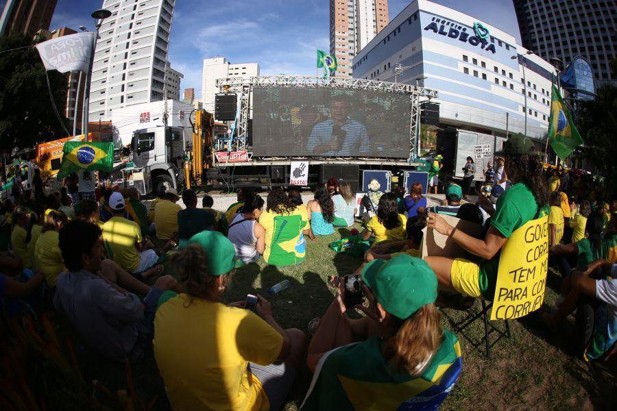 Manifestantes favorveis ao impeachment da presidente Dilma Rousseff acompanham a votao na Praa Portugal (Camila de Almeida/O POVO)