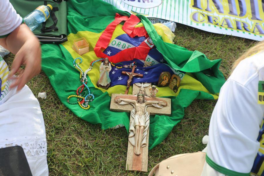 Manifestantes favorveis ao impeachment da presidente Dilma Rousseff acompanham a votao na Praa Portugal (Camila de Almeida/O POVO)