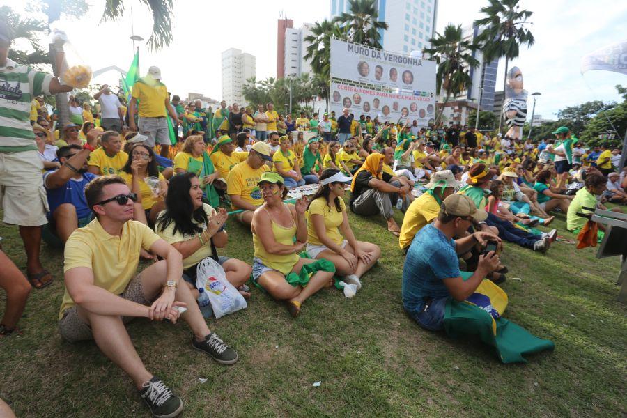 Manifestantes favorveis ao impeachment da presidente Dilma Rousseff acompanham a votao na Praa Portugal (Camila de Almeida/O POVO)