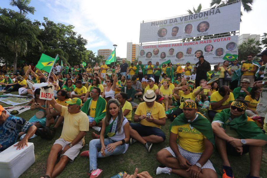 Manifestantes favorveis ao impeachment da presidente Dilma Rousseff acompanham a votao na Praa Portugal (Camila de Almeida/O POVO)