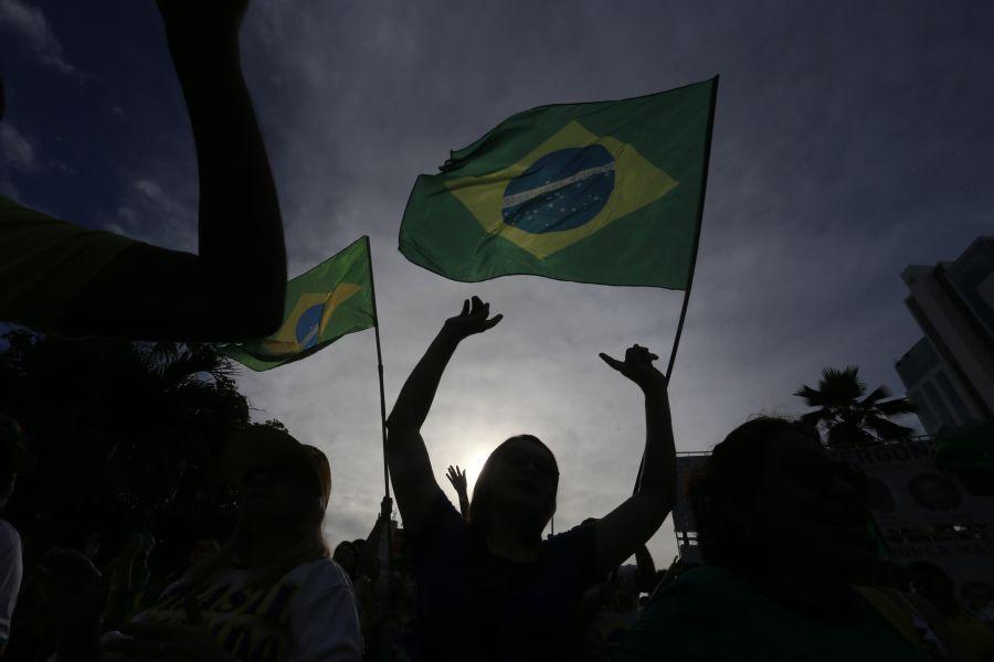 Manifestantes favorveis ao impeachment da presidente Dilma Rousseff acompanham a votao na Praa Portugal (Camila de Almeida/O POVO)