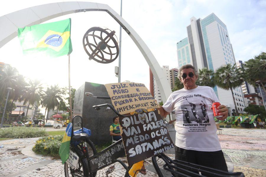 Manifestantes favorveis ao impeachment da presidente Dilma Rousseff acompanham a votao na Praa Portugal (Camila de Almeida/O POVO)