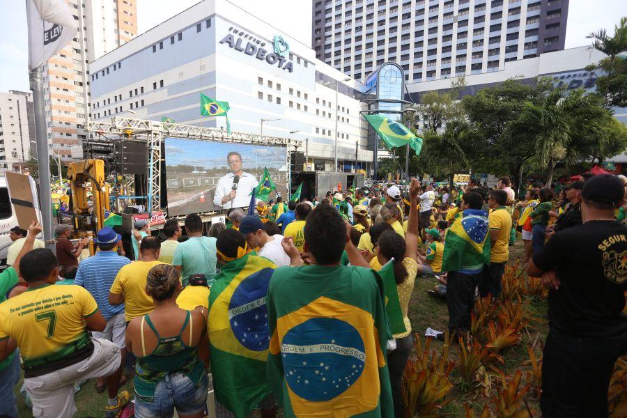 Manifestantes favorveis ao impeachment da presidente Dilma Rousseff acompanham a votao na Praa Portugal (Camila de Almeida/O POVO)