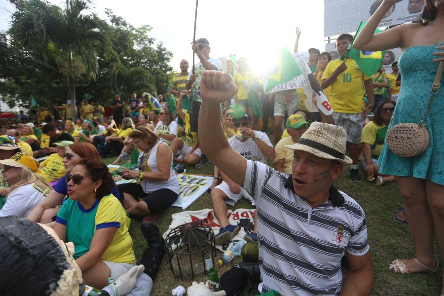 Manifestantes favorveis ao impeachment da presidente Dilma Rousseff acompanham a votao na Praa Portugal (Camila de Almeida/O POVO)