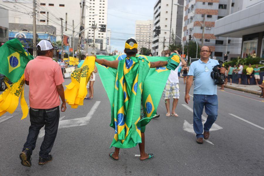 Manifestantes favorveis ao impeachment da presidente Dilma Rousseff acompanham a votao na Praa Portugal (Camila de Almeida/O POVO)