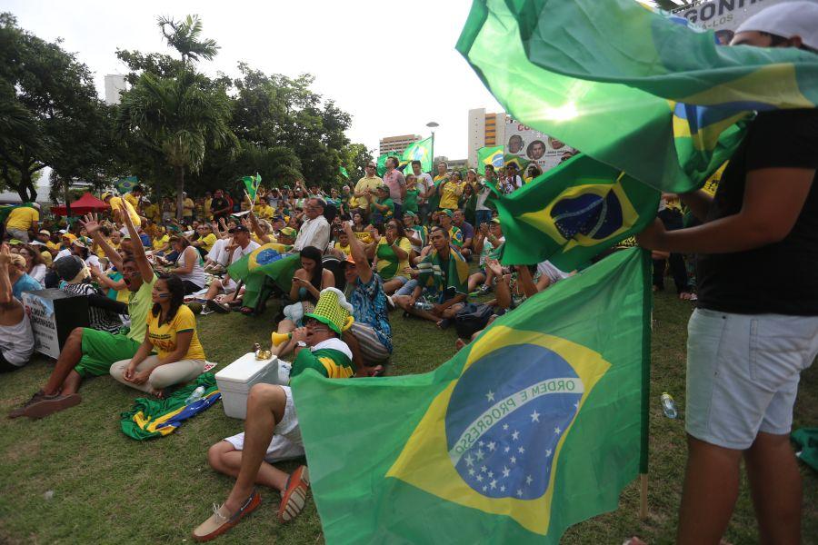 Manifestantes favorveis ao impeachment da presidente Dilma Rousseff acompanham a votao na Praa Portugal (Camila de Almeida/O POVO)