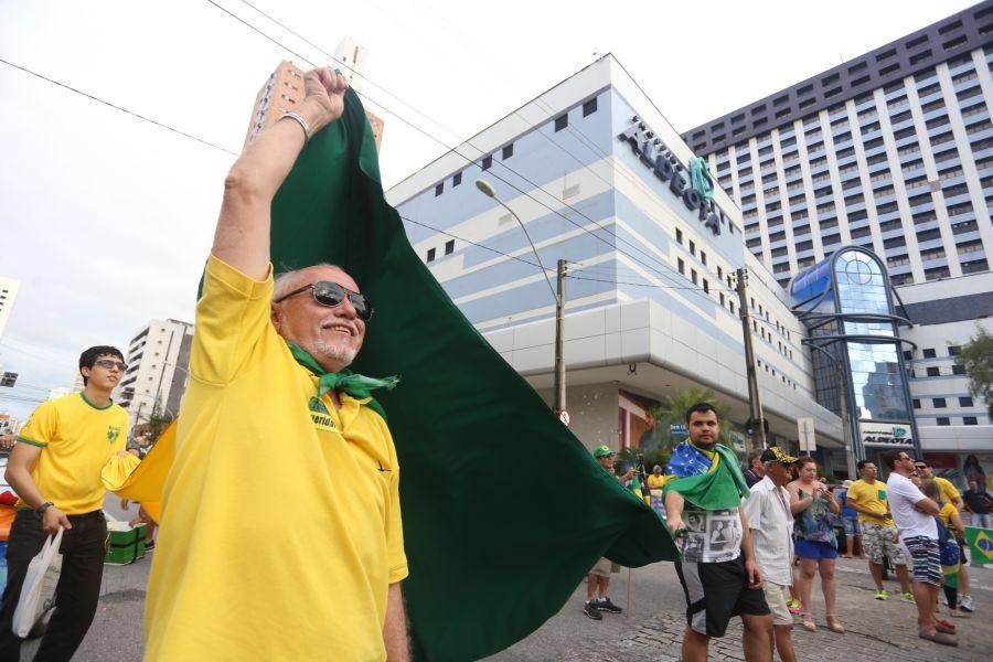 Manifestantes favorveis ao impeachment da presidente Dilma Rousseff acompanham a votao na Praa Portugal (Camila de Almeida/O POVO)