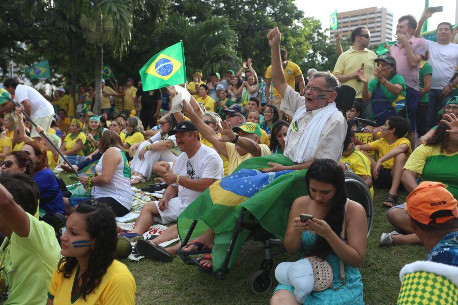 Manifestantes favorveis ao impeachment da presidente Dilma Rousseff acompanham a votao na Praa Portugal (Camila de Almeida/O POVO)