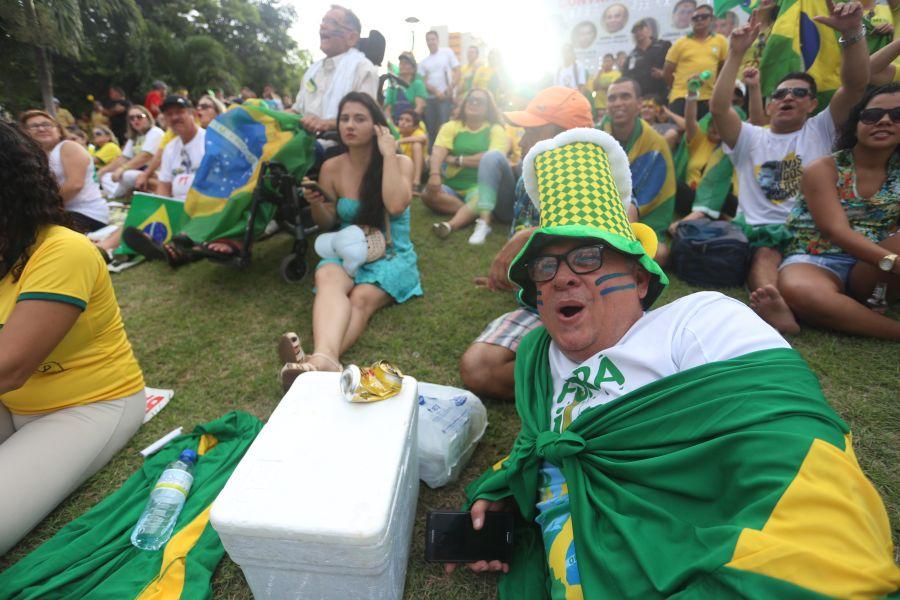 Manifestantes favorveis ao impeachment da presidente Dilma Rousseff acompanham a votao na Praa Portugal (Camila de Almeida/O POVO)