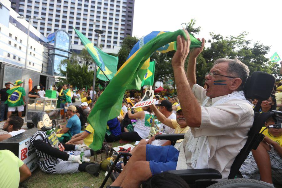 Manifestantes favorveis ao impeachment da presidente Dilma Rousseff acompanham a votao na Praa Portugal (Camila de Almeida/O POVO)