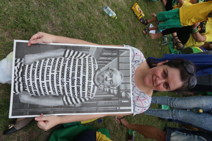 Manifestantes favorveis ao impeachment da presidente Dilma Rousseff acompanham a votao na Praa Portugal (Camila de Almeida/O POVO)