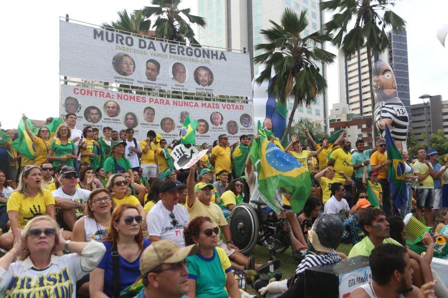 Manifestantes favorveis ao impeachment da presidente Dilma Rousseff acompanham a votao na Praa Portugal (Camila de Almeida/O POVO)