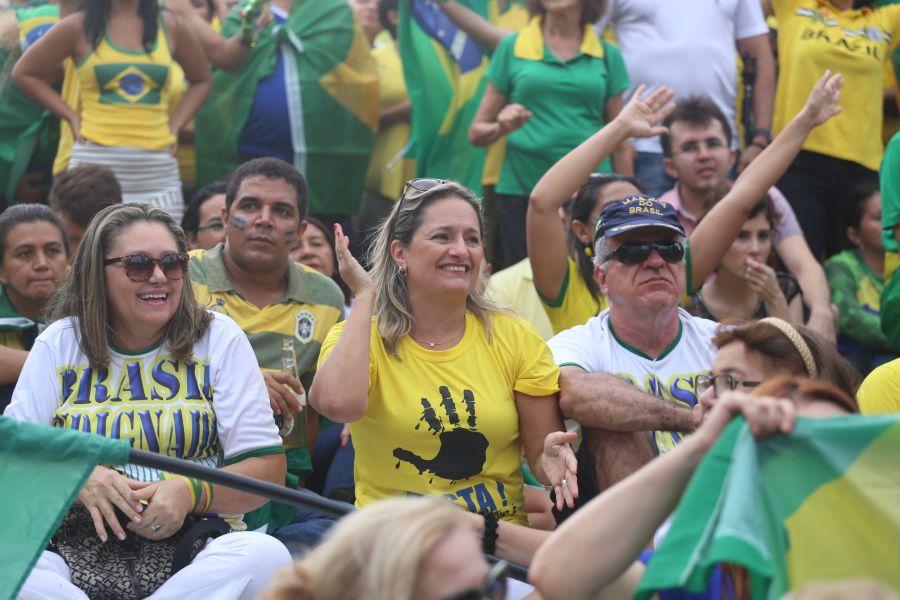 Manifestantes favorveis ao impeachment da presidente Dilma Rousseff acompanham a votao na Praa Portugal (Camila de Almeida/O POVO)