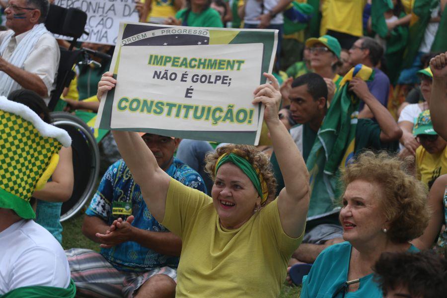 Manifestantes favorveis ao impeachment da presidente Dilma Rousseff acompanham a votao na Praa Portugal (Camila de Almeida/O POVO)