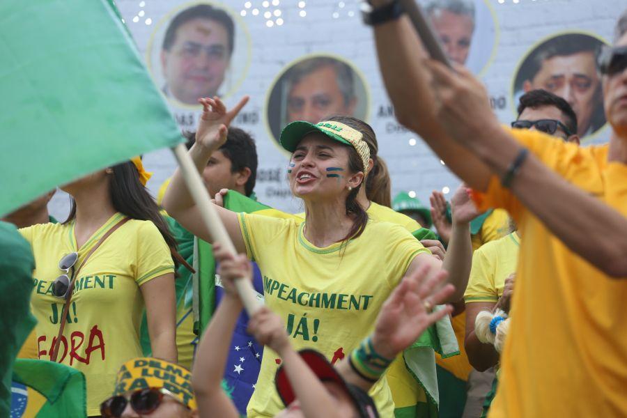 Manifestantes favorveis ao impeachment da presidente Dilma Rousseff acompanham a votao na Praa Portugal (Camila de Almeida/O POVO)