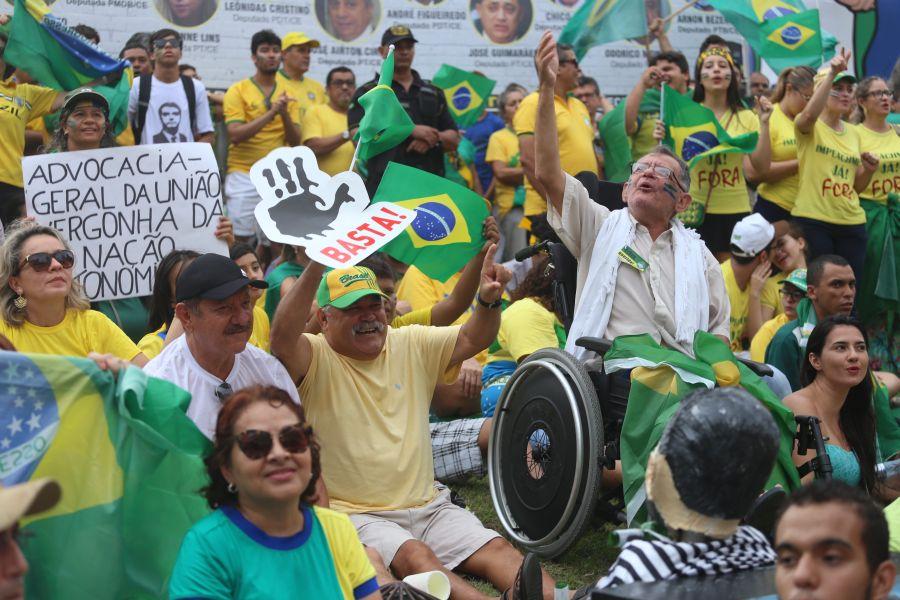 Manifestantes favorveis ao impeachment da presidente Dilma Rousseff acompanham a votao na Praa Portugal (Camila de Almeida/O POVO)