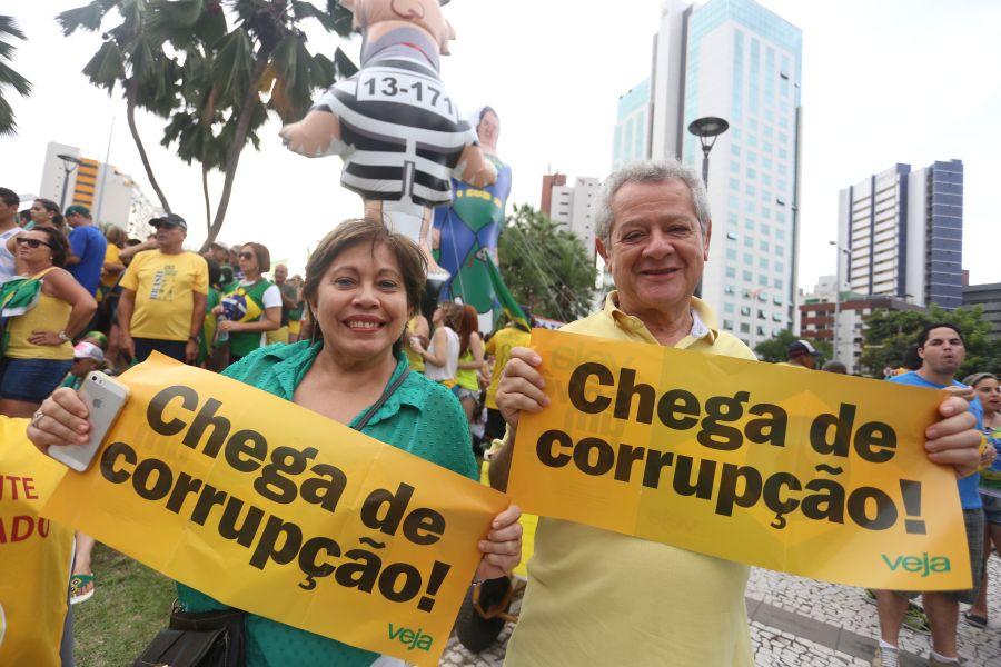 Manifestantes favorveis ao impeachment da presidente Dilma Rousseff acompanham a votao na Praa Portugal (Camila de Almeida/O POVO)