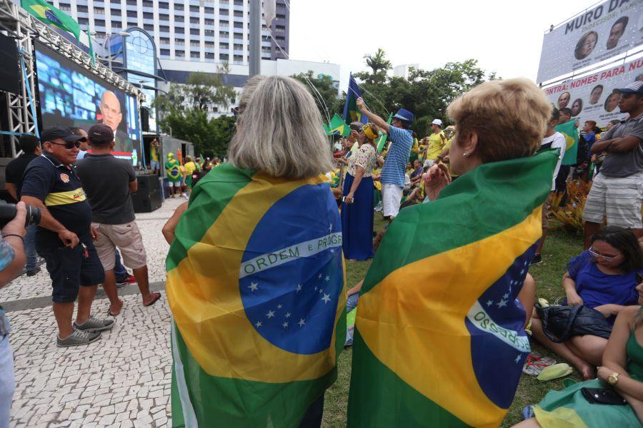 Manifestantes favorveis ao impeachment da presidente Dilma Rousseff acompanham a votao na Praa Portugal (Camila de Almeida/O POVO)