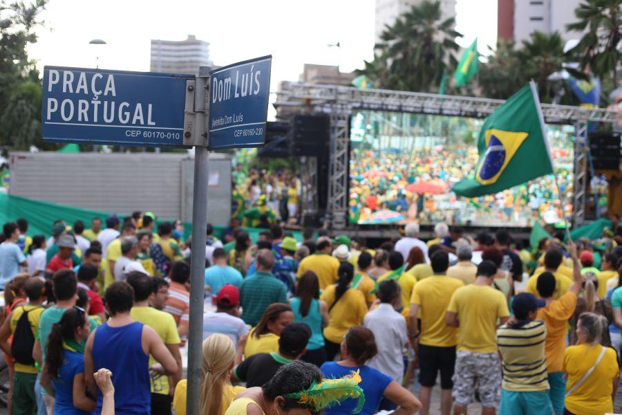 Manifestantes favorveis ao impeachment da presidente Dilma Rousseff acompanham a votao na Praa Portugal (Camila de Almeida/O POVO)